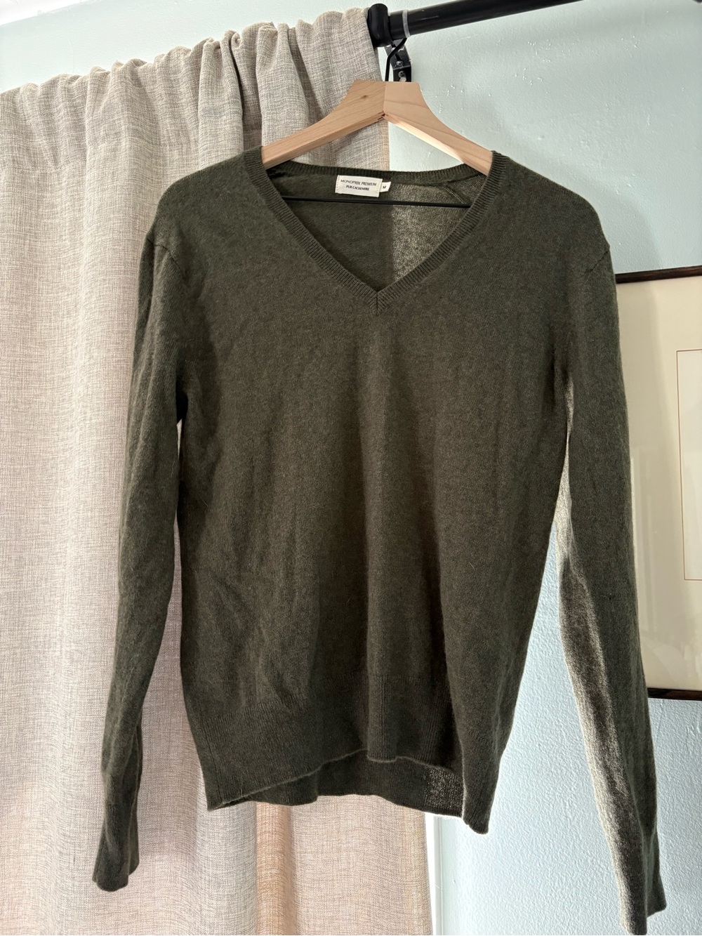 Monoprix Premium 100% Cashmere V-Neck Sweater, Size M 🫒
